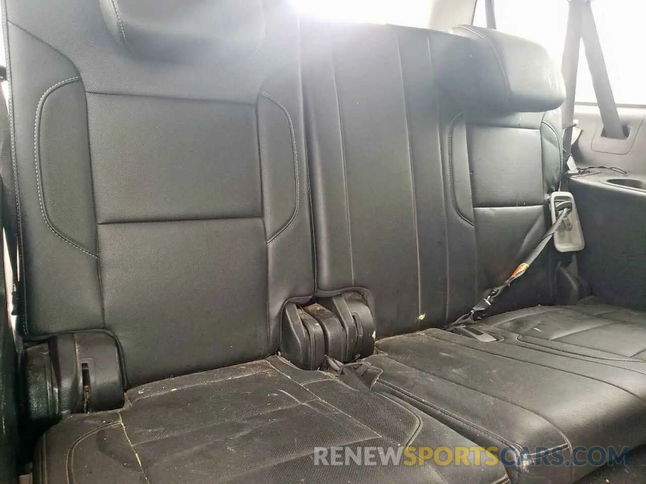 10 Photograph of a damaged car 1GKS2GKC3KR343794 GMC YUKON 2019