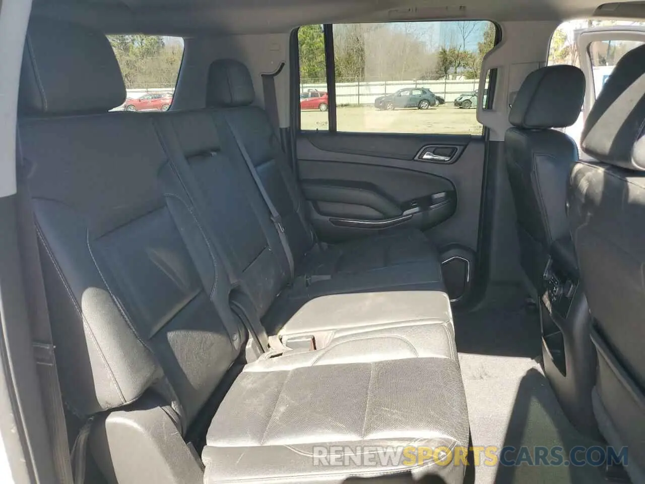 11 Photograph of a damaged car 1GKS2GKC3KR359669 GMC YUKON 2019
