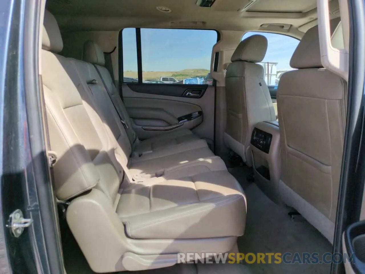 10 Photograph of a damaged car 1GKS2GKC4KR302722 GMC YUKON 2019