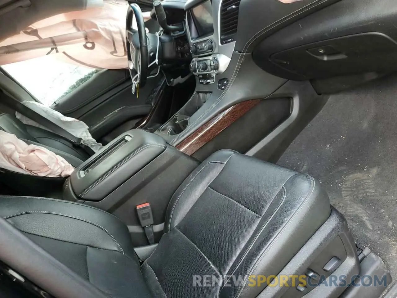 7 Photograph of a damaged car 1GKS2GKC5KR247763 GMC YUKON 2019