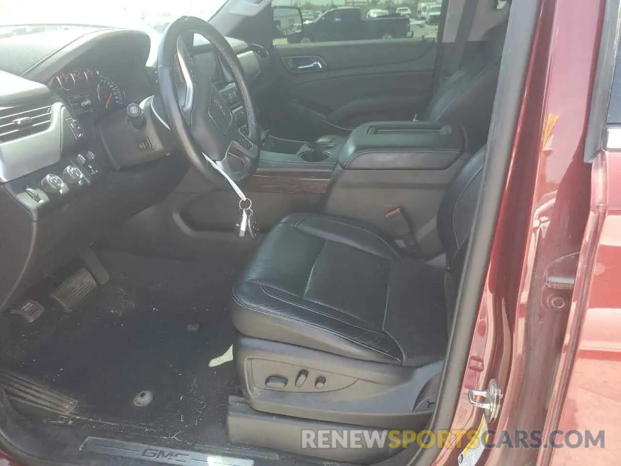 7 Photograph of a damaged car 1GKS2GKC5KR303605 GMC YUKON 2019
