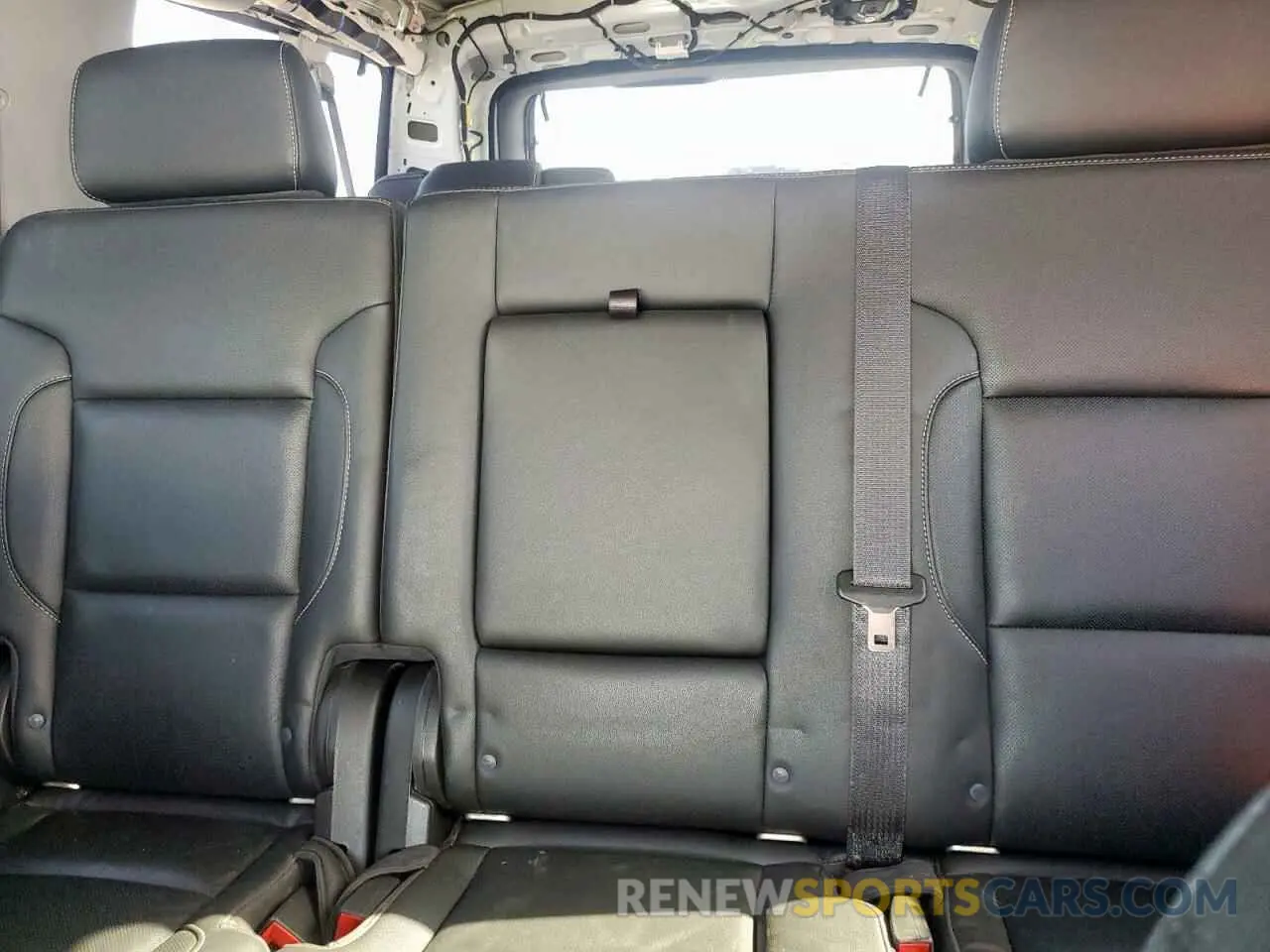 10 Photograph of a damaged car 1GKS2GKC5KR363643 GMC YUKON 2019
