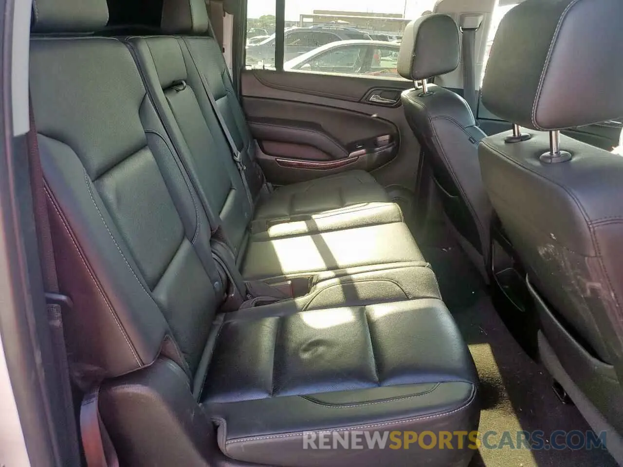 11 Photograph of a damaged car 1GKS2GKC5KR363643 GMC YUKON 2019