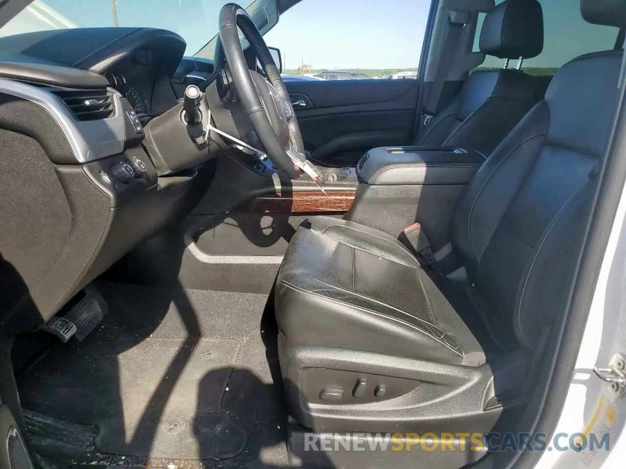 7 Photograph of a damaged car 1GKS2GKC5KR363643 GMC YUKON 2019