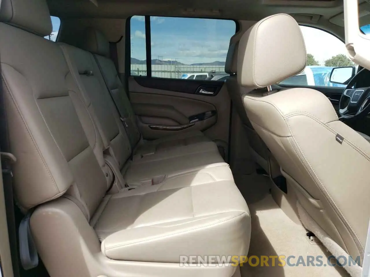 11 Photograph of a damaged car 1GKS2GKC8KR371087 GMC YUKON 2019