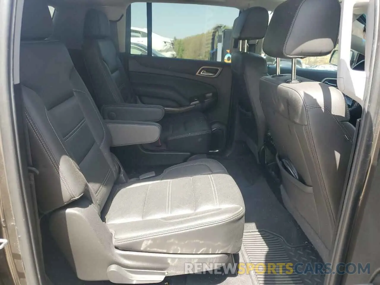 10 Photograph of a damaged car 1GKS2HKJ1KR208382 GMC YUKON 2019
