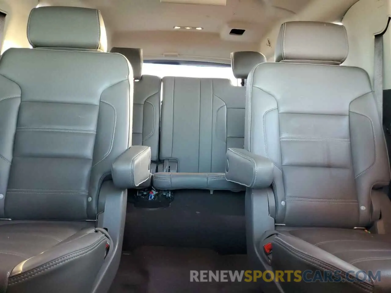 10 Photograph of a damaged car 1GKS2HKJ7KR340305 GMC YUKON 2019