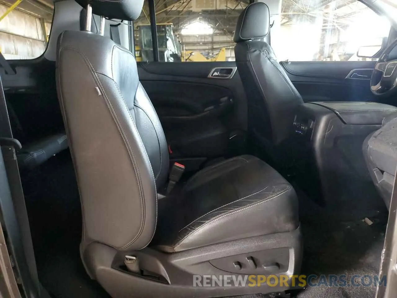11 Photograph of a damaged car 1GKS2HKJ8KR205950 GMC YUKON 2019
