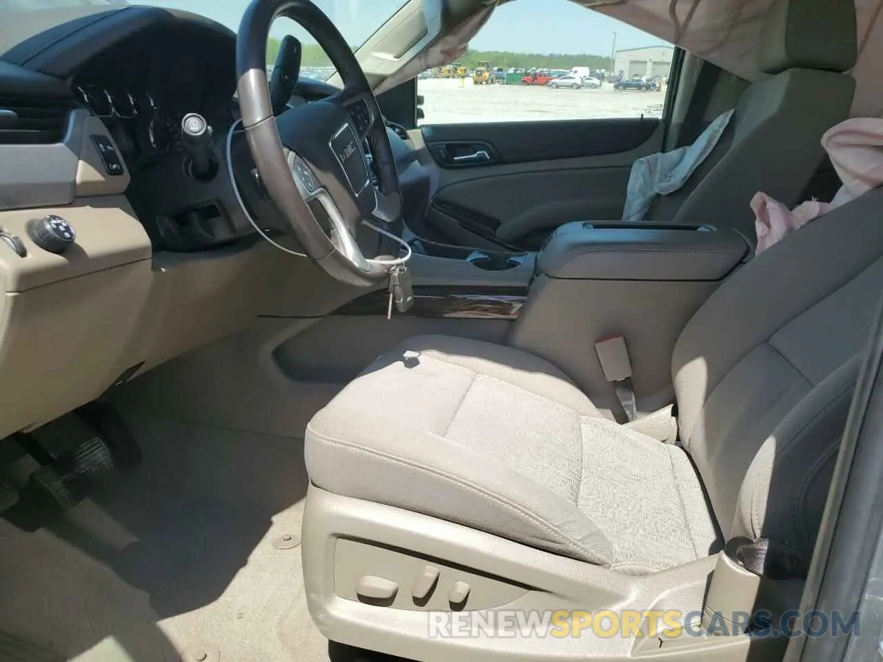 7 Photograph of a damaged car 1GKS1AKC2LR282231 GMC YUKON 2020