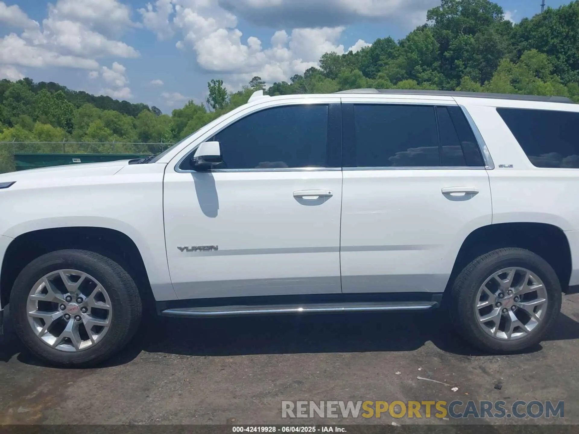 14 Photograph of a damaged car 1GKS1AKC7LR169990 GMC YUKON 2020