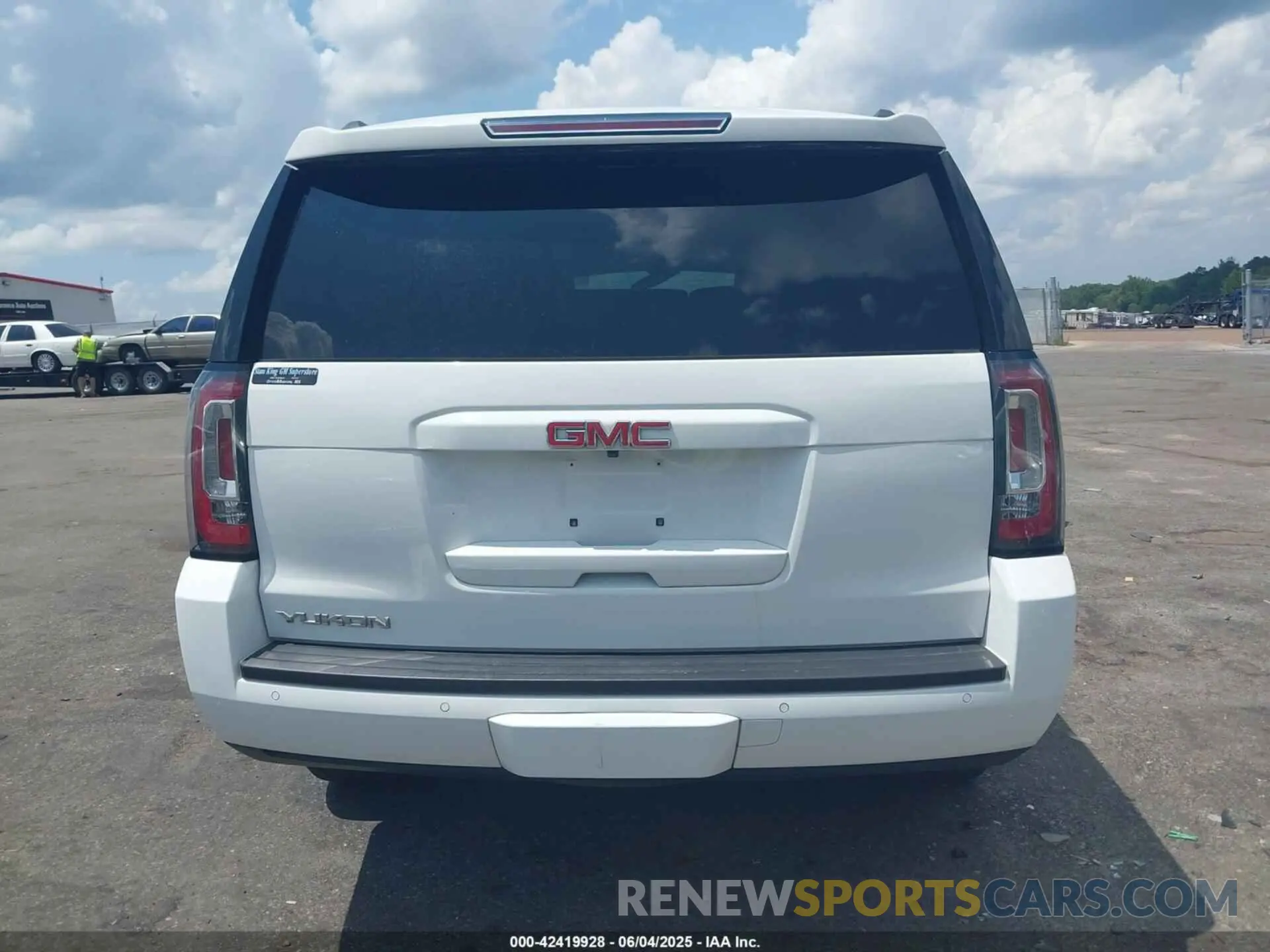 16 Photograph of a damaged car 1GKS1AKC7LR169990 GMC YUKON 2020