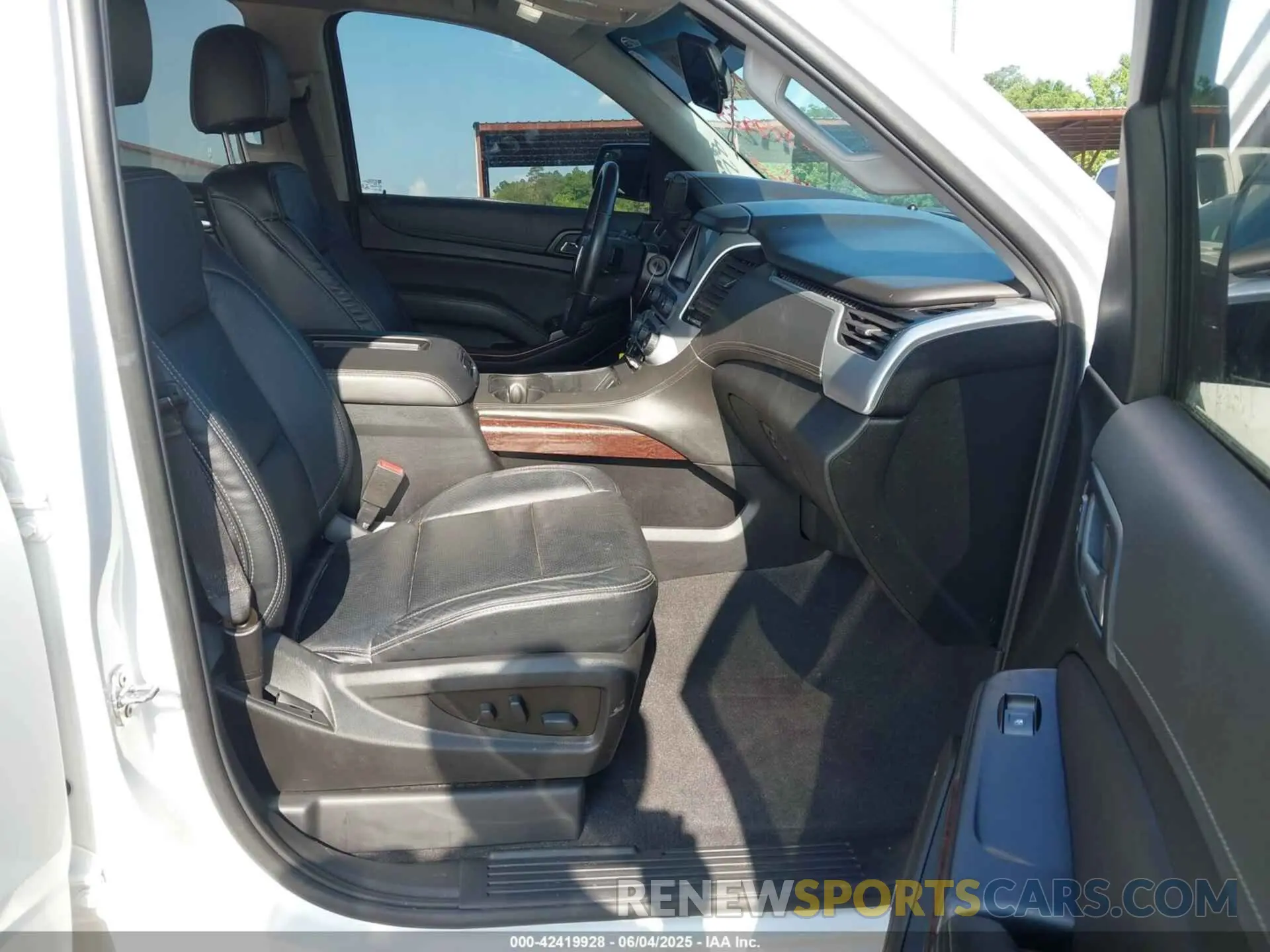 5 Photograph of a damaged car 1GKS1AKC7LR169990 GMC YUKON 2020