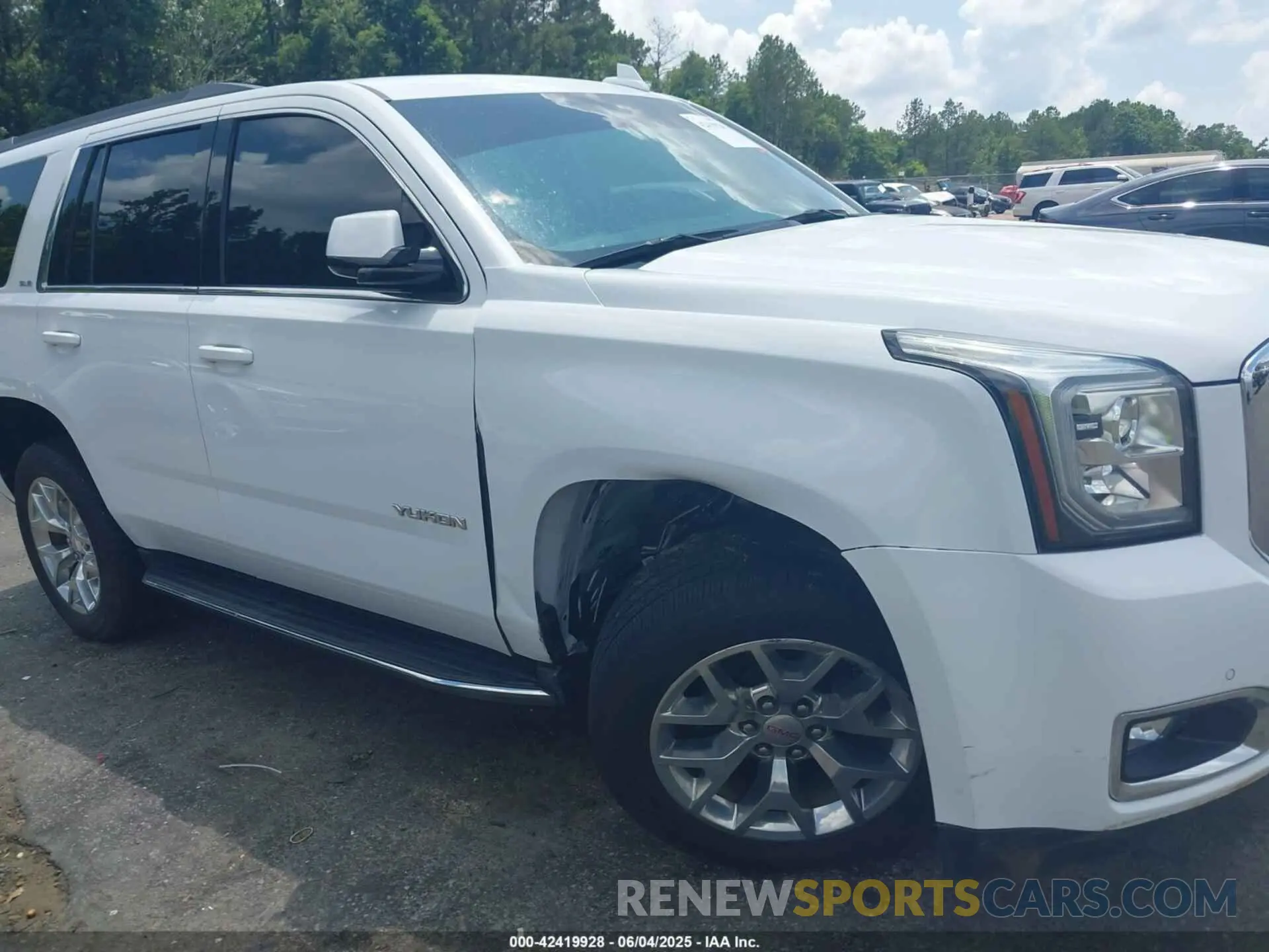 6 Photograph of a damaged car 1GKS1AKC7LR169990 GMC YUKON 2020