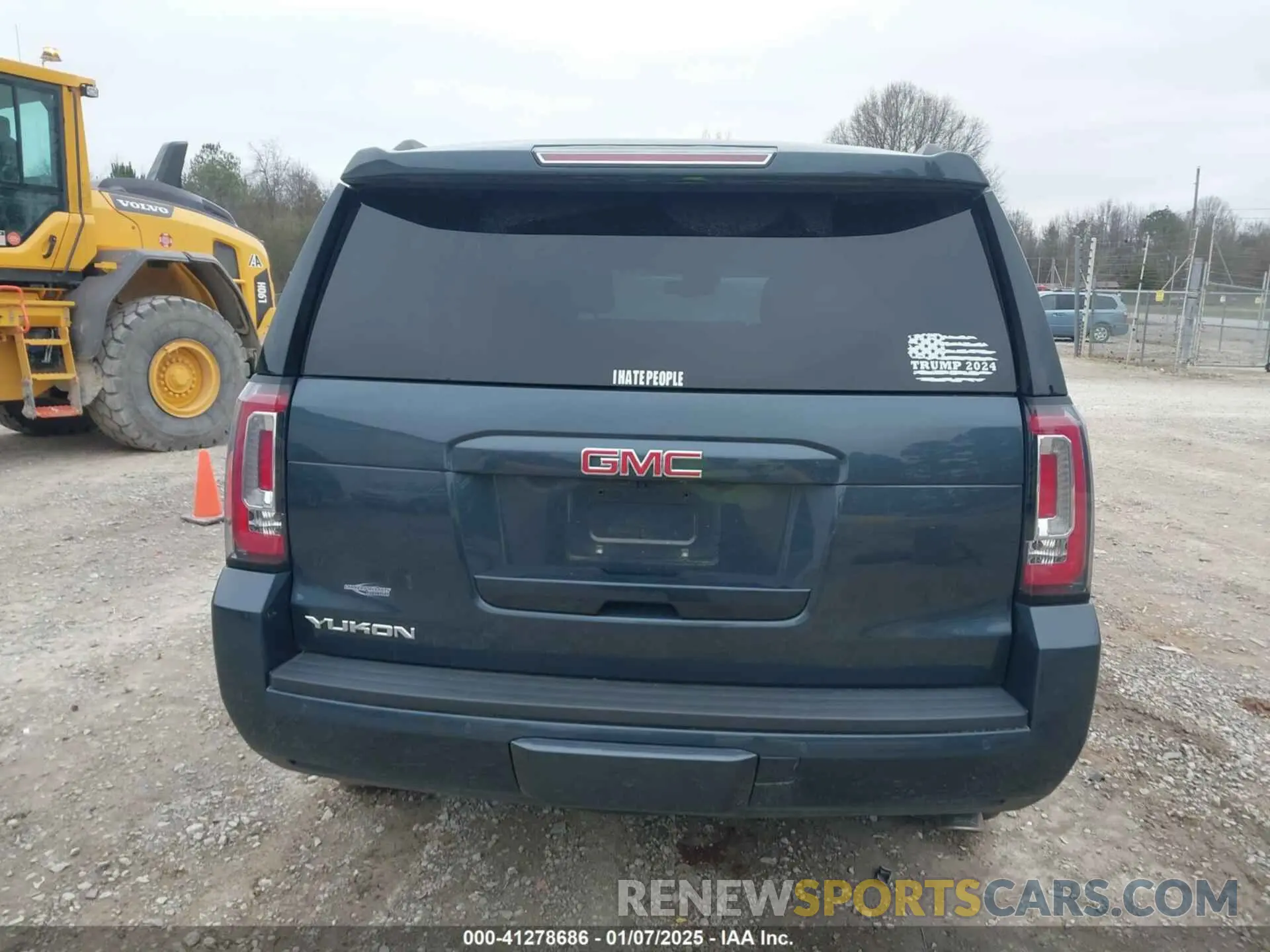 16 Photograph of a damaged car 1GKS1BKC1LR111914 GMC YUKON 2020