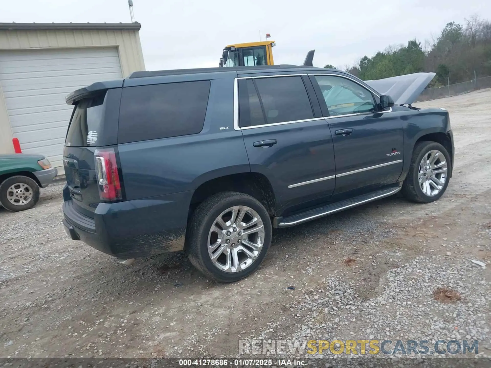 4 Photograph of a damaged car 1GKS1BKC1LR111914 GMC YUKON 2020