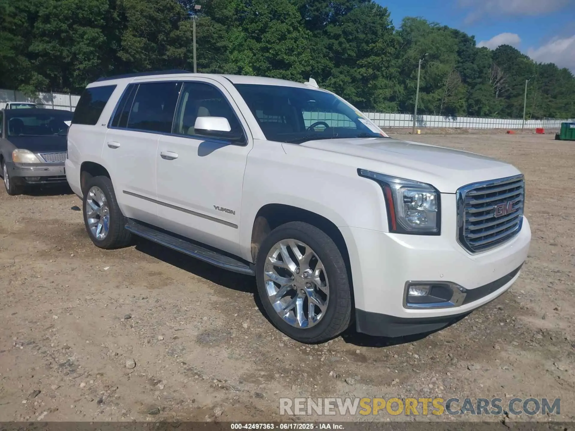 1 Photograph of a damaged car 1GKS1BKC1LR290410 GMC YUKON 2020