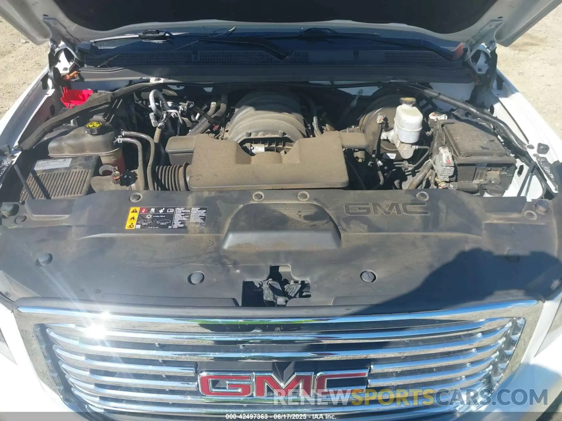 10 Photograph of a damaged car 1GKS1BKC1LR290410 GMC YUKON 2020