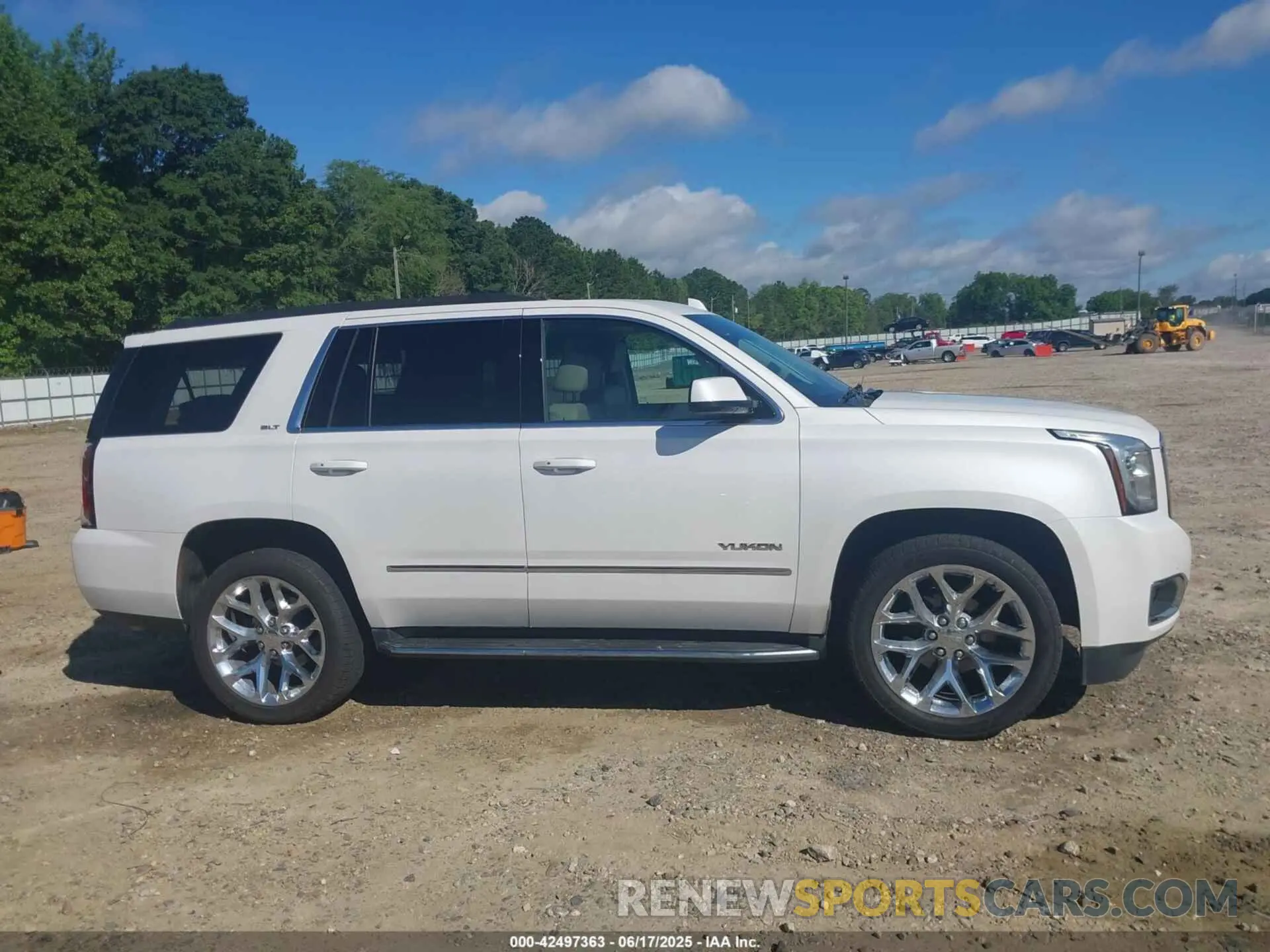 13 Photograph of a damaged car 1GKS1BKC1LR290410 GMC YUKON 2020