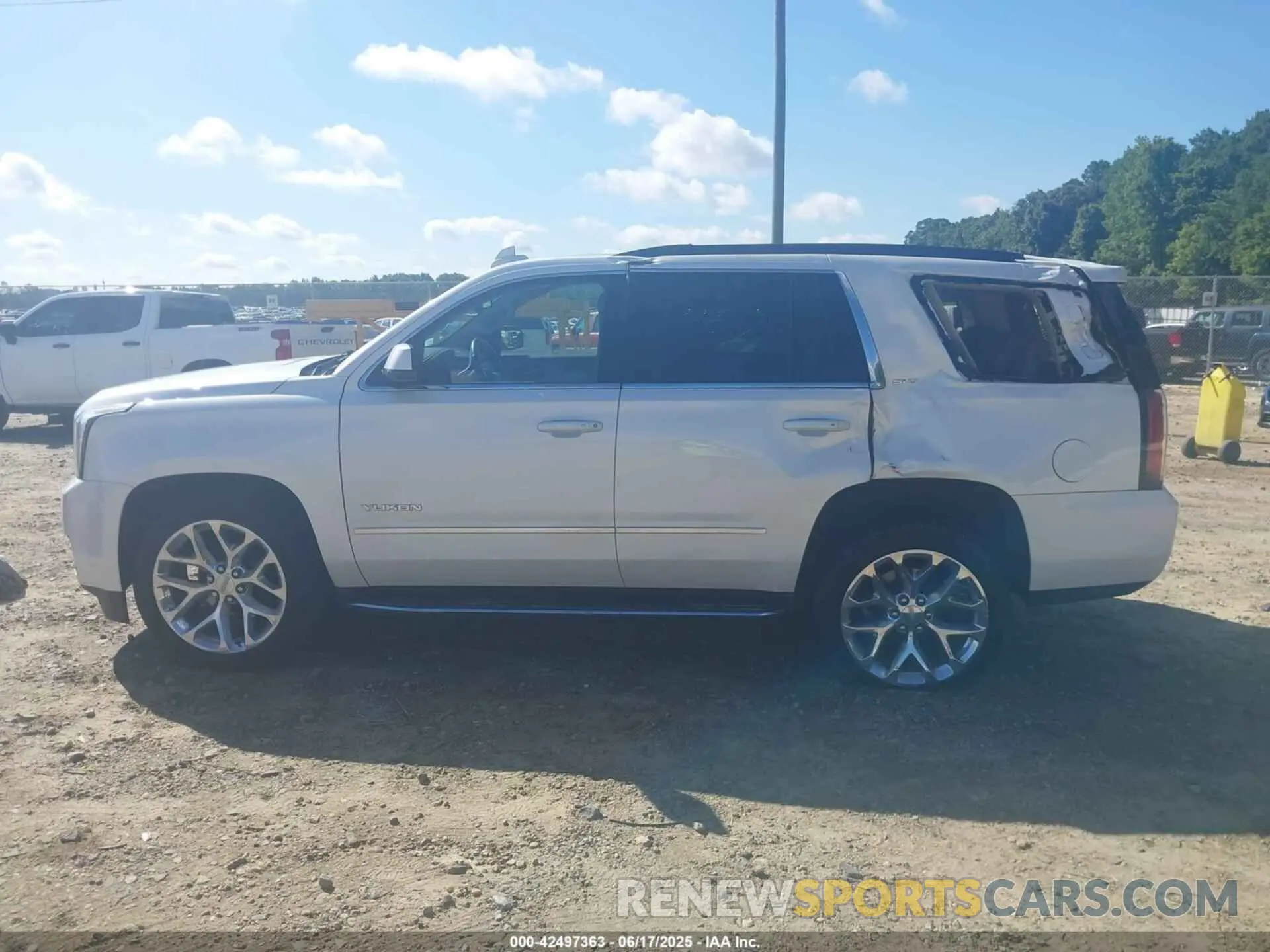 14 Photograph of a damaged car 1GKS1BKC1LR290410 GMC YUKON 2020