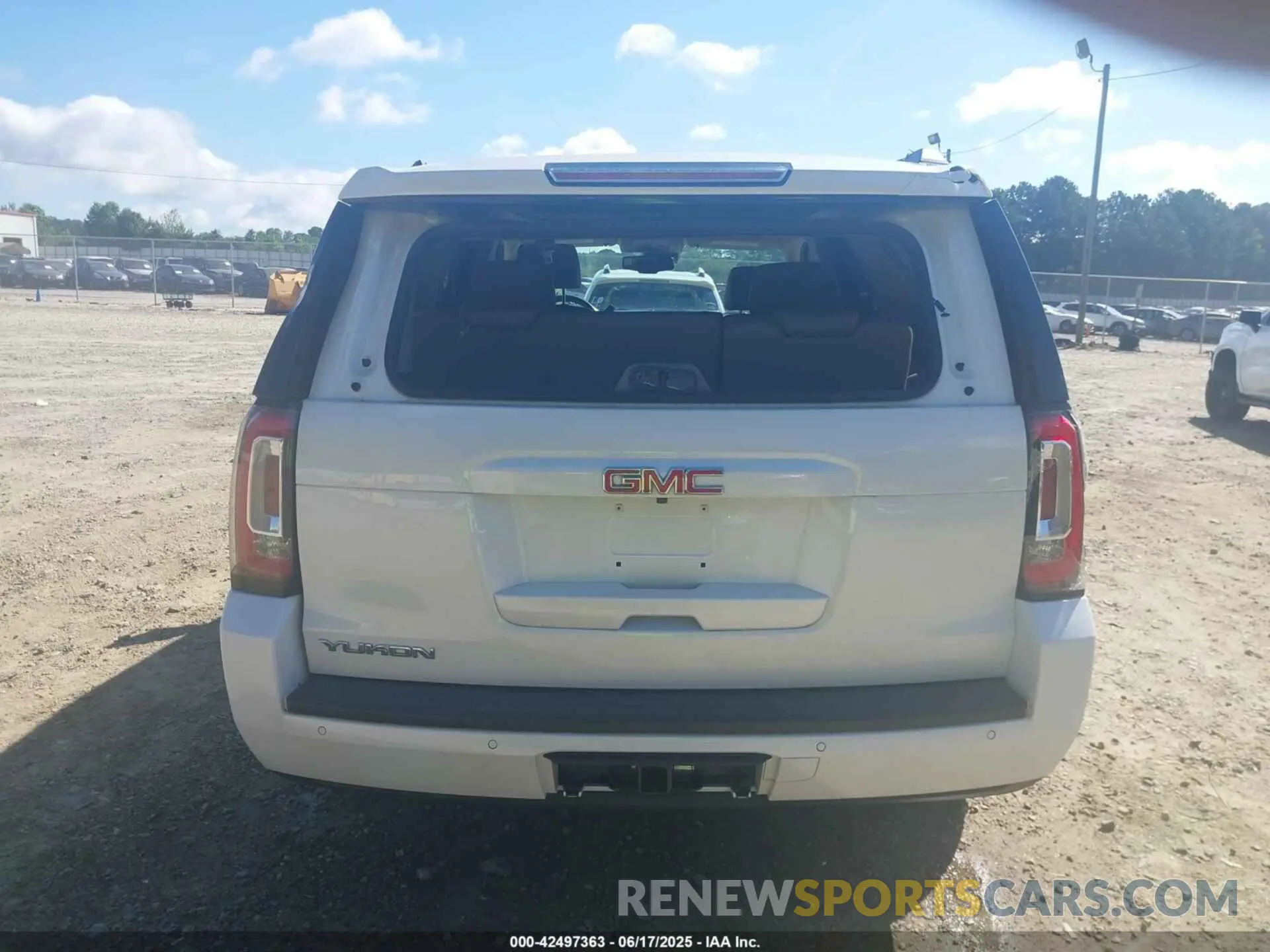 16 Photograph of a damaged car 1GKS1BKC1LR290410 GMC YUKON 2020