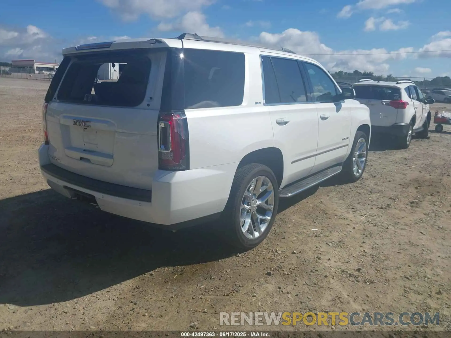 4 Photograph of a damaged car 1GKS1BKC1LR290410 GMC YUKON 2020