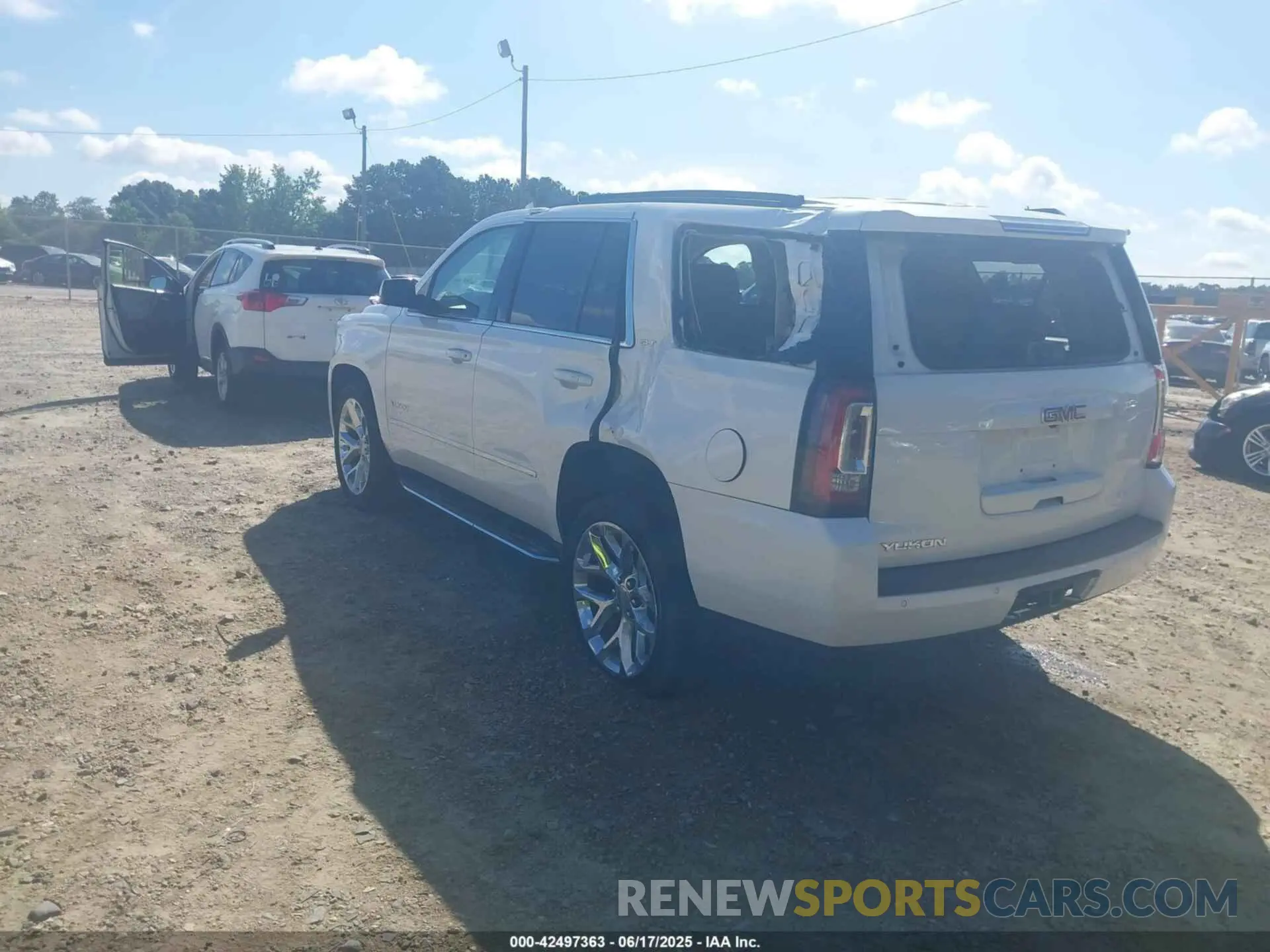 6 Photograph of a damaged car 1GKS1BKC1LR290410 GMC YUKON 2020