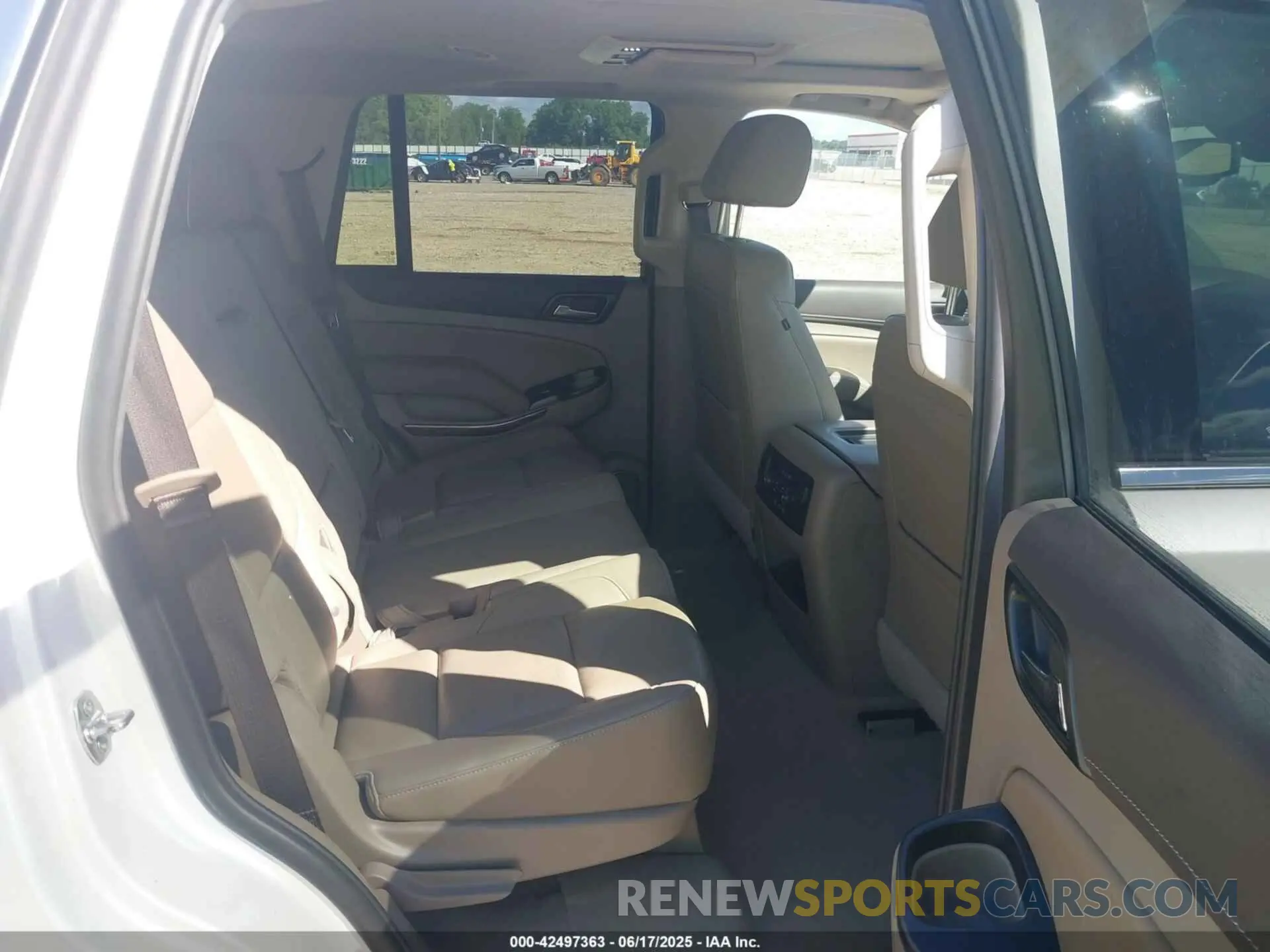 8 Photograph of a damaged car 1GKS1BKC1LR290410 GMC YUKON 2020