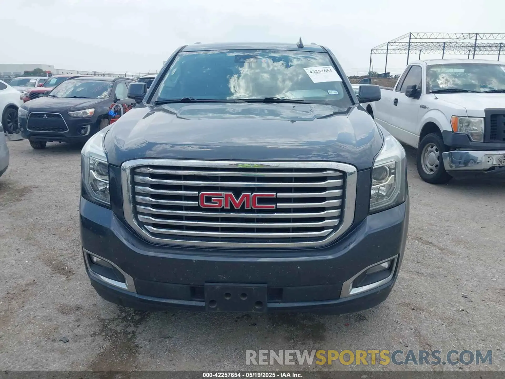 12 Photograph of a damaged car 1GKS1BKC3LR170298 GMC YUKON 2020