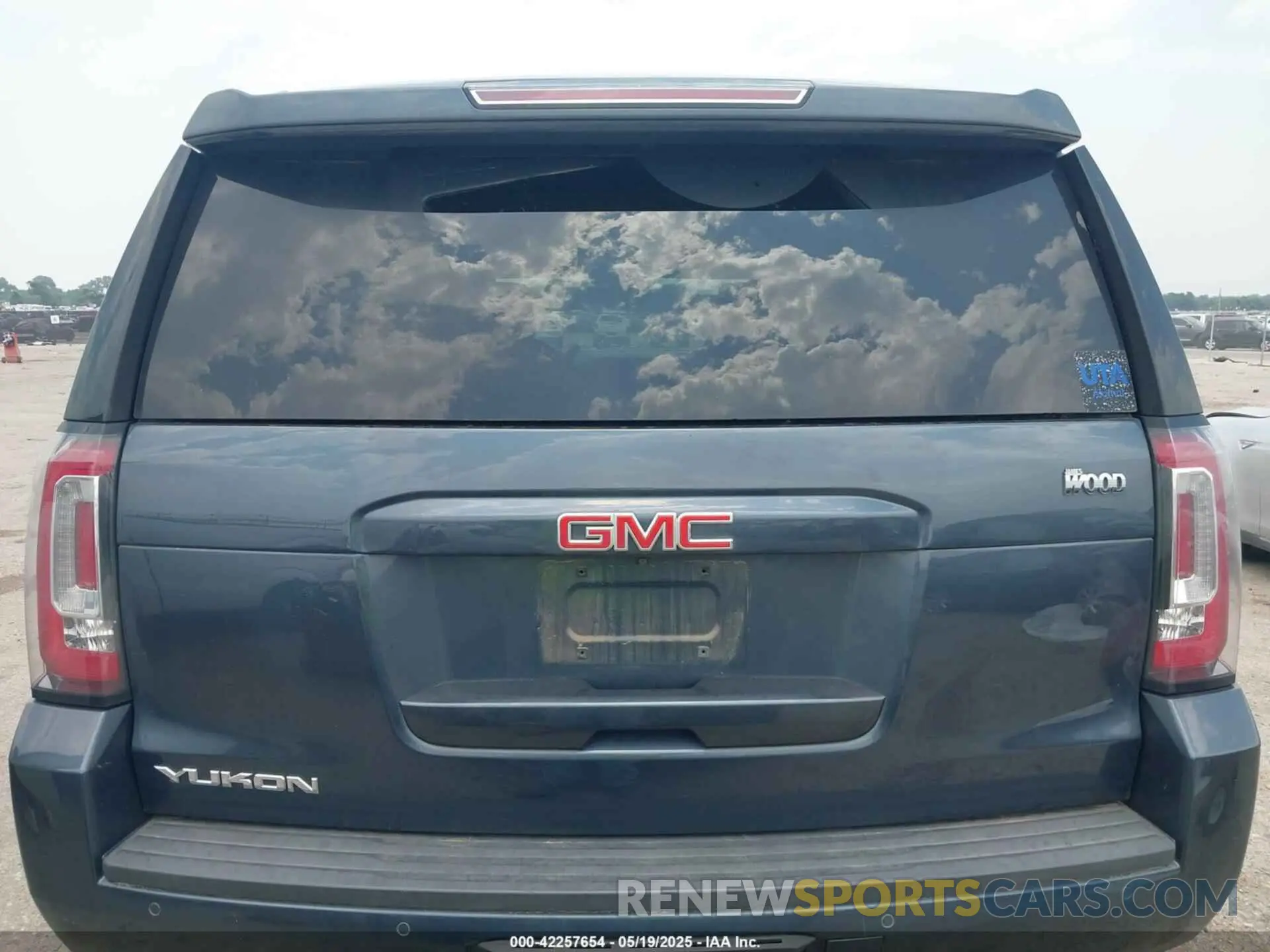 16 Photograph of a damaged car 1GKS1BKC3LR170298 GMC YUKON 2020