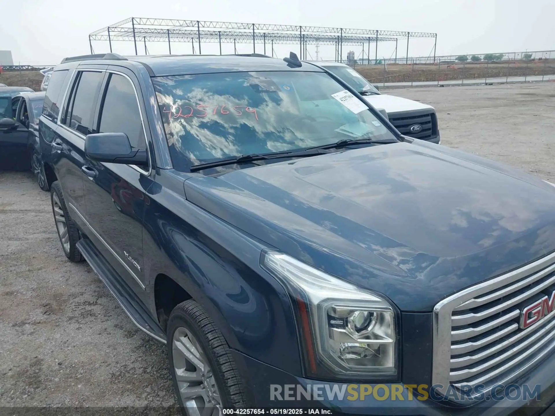 17 Photograph of a damaged car 1GKS1BKC3LR170298 GMC YUKON 2020
