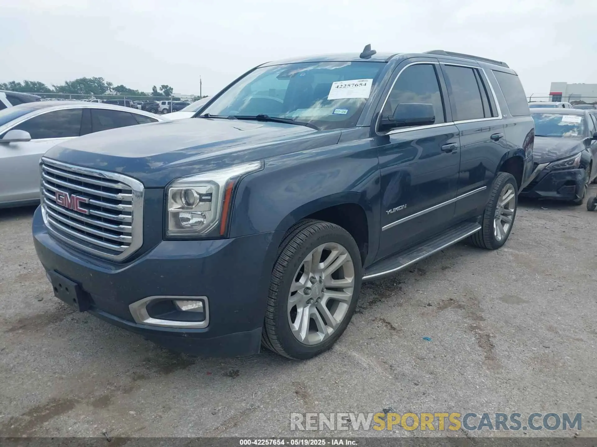 2 Photograph of a damaged car 1GKS1BKC3LR170298 GMC YUKON 2020