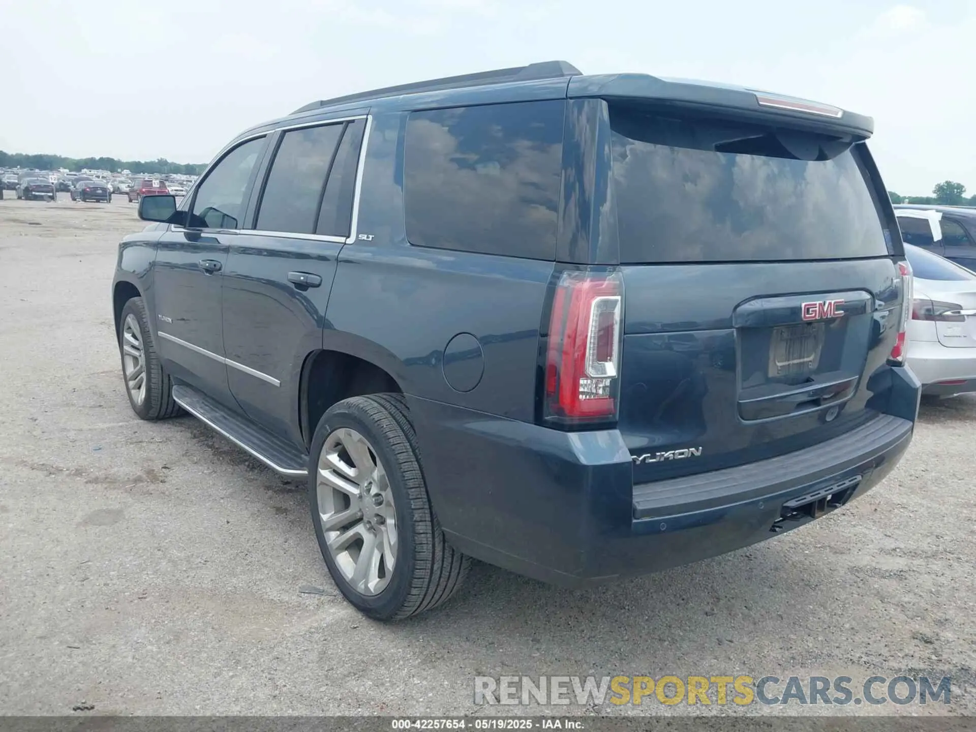 3 Photograph of a damaged car 1GKS1BKC3LR170298 GMC YUKON 2020