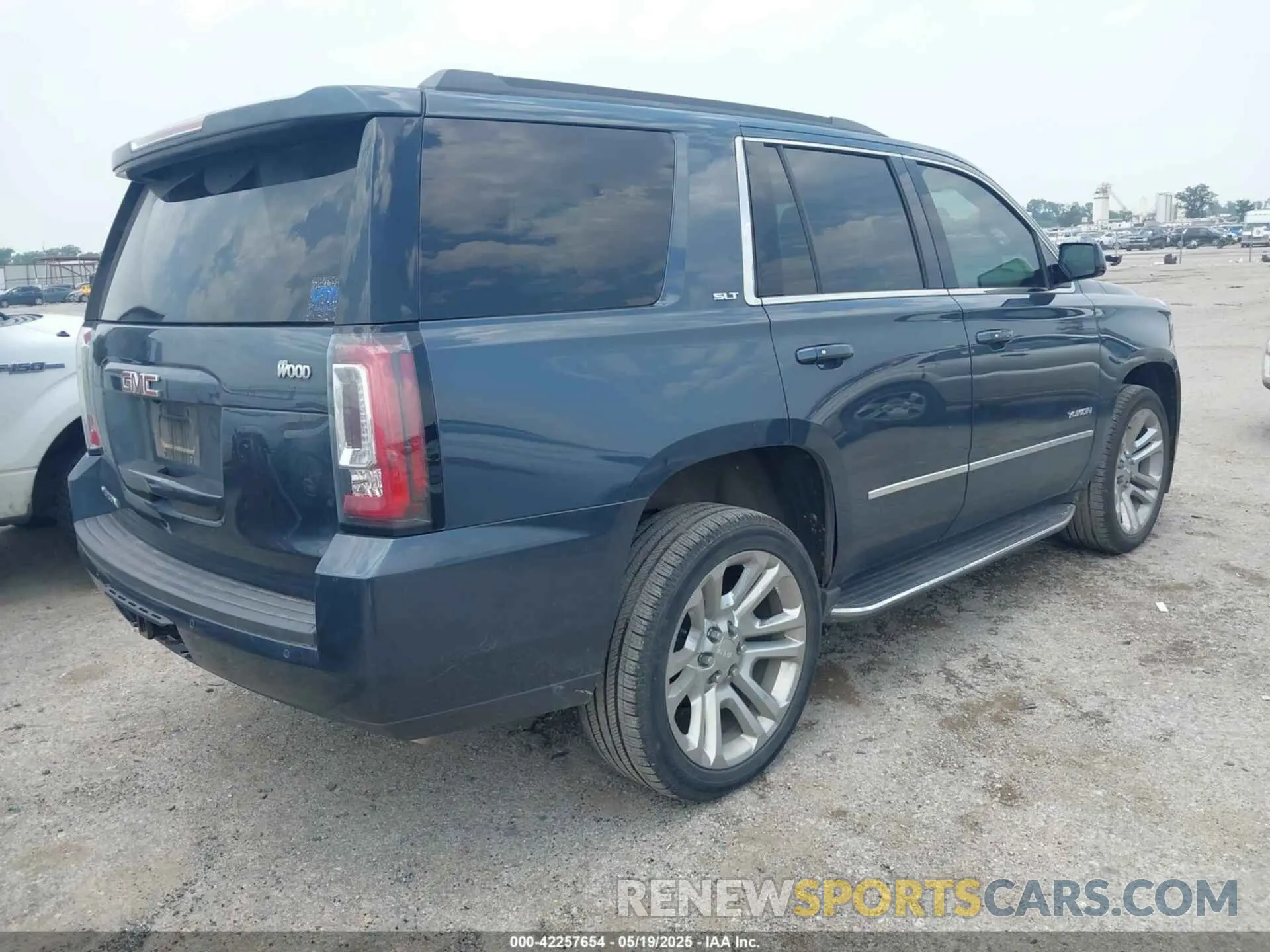 4 Photograph of a damaged car 1GKS1BKC3LR170298 GMC YUKON 2020
