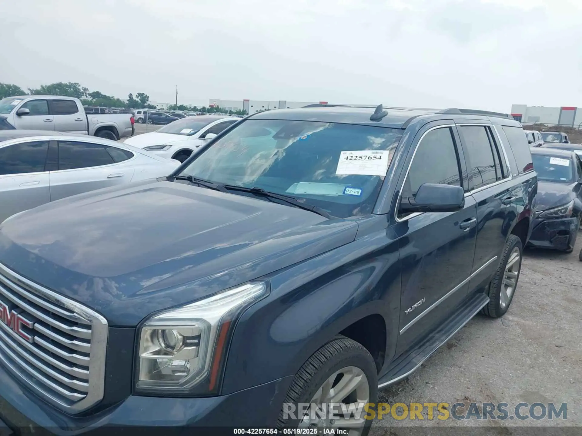 6 Photograph of a damaged car 1GKS1BKC3LR170298 GMC YUKON 2020