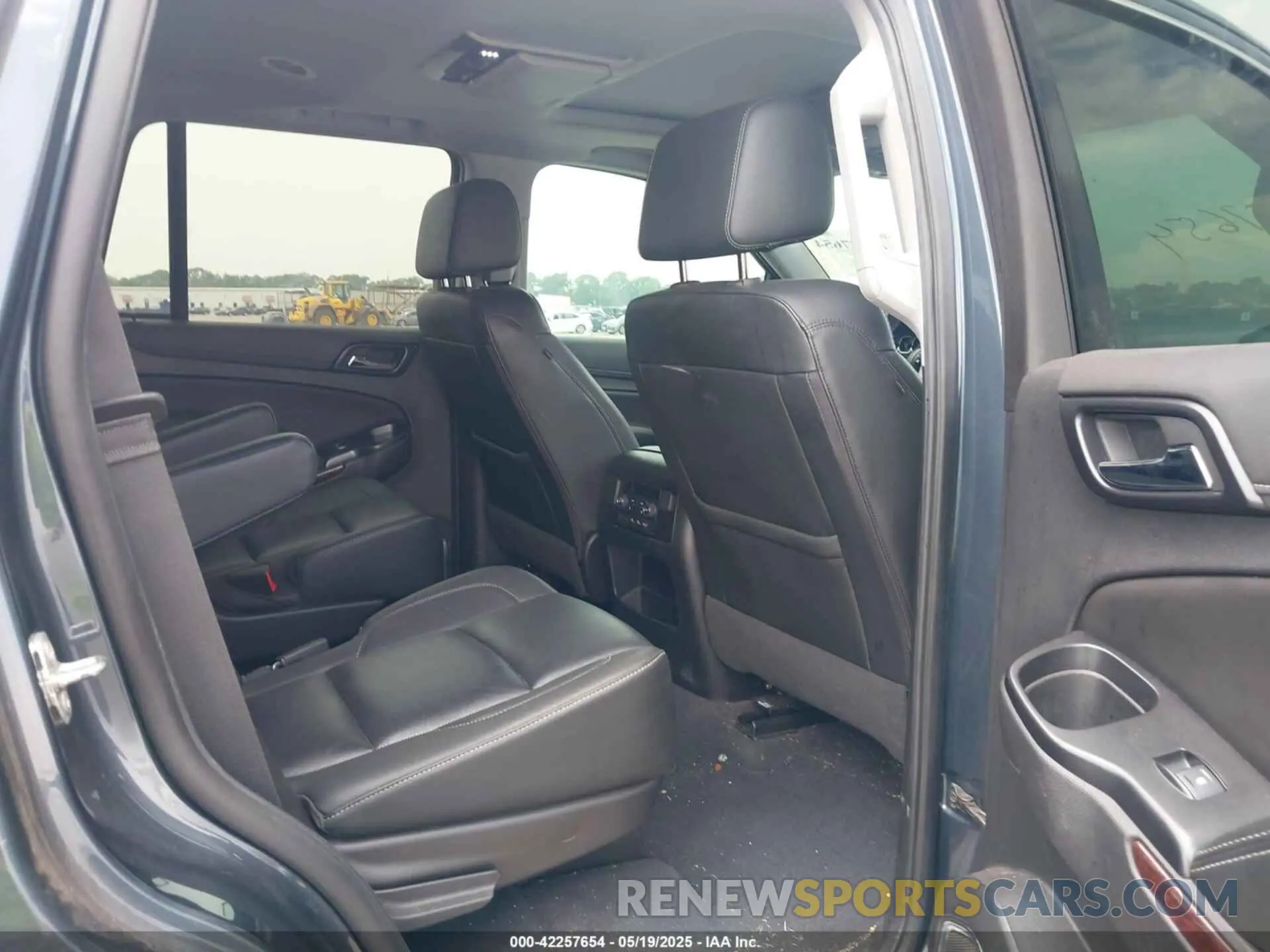 8 Photograph of a damaged car 1GKS1BKC3LR170298 GMC YUKON 2020