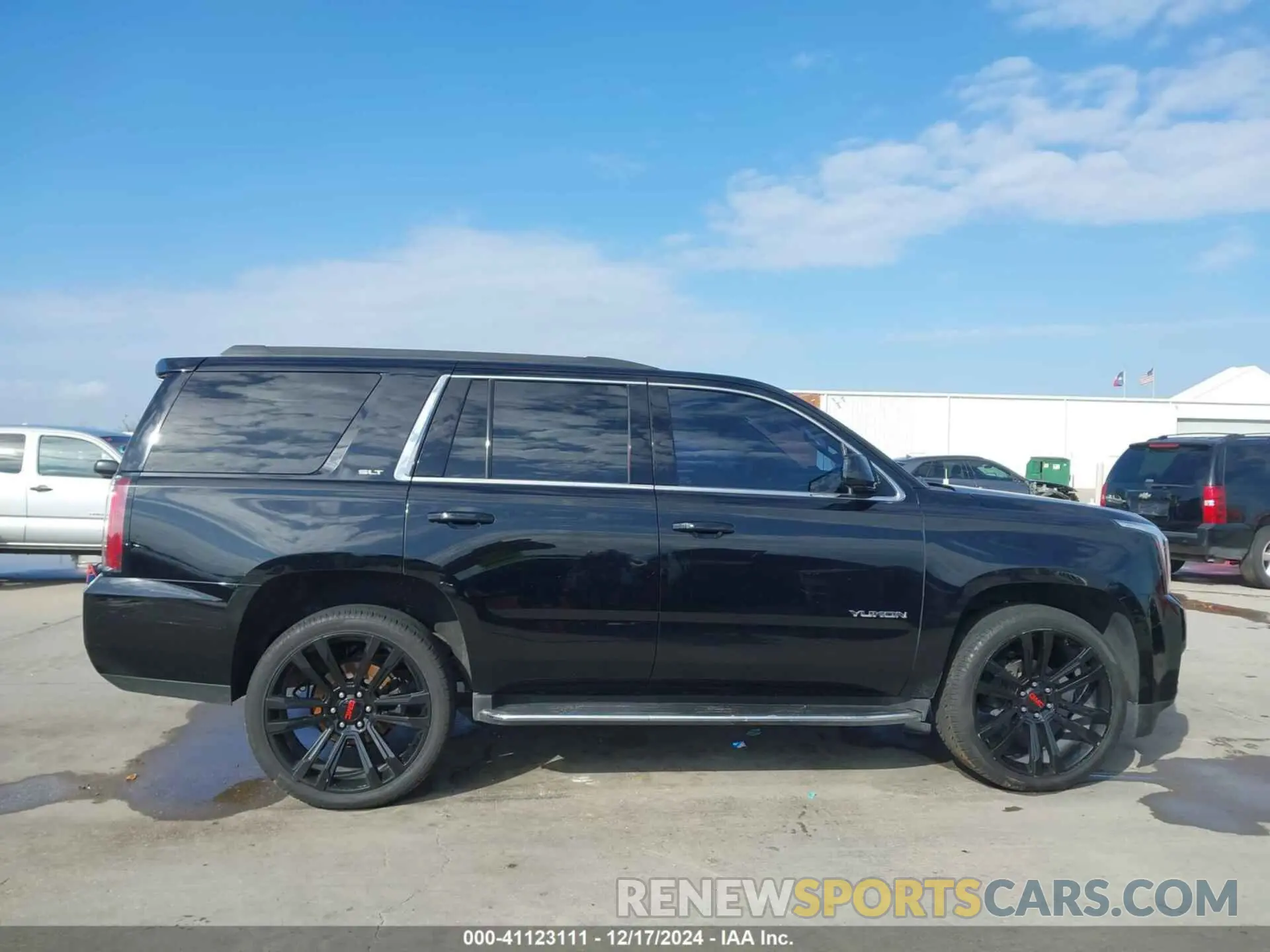 13 Photograph of a damaged car 1GKS1BKC3LR205440 GMC YUKON 2020