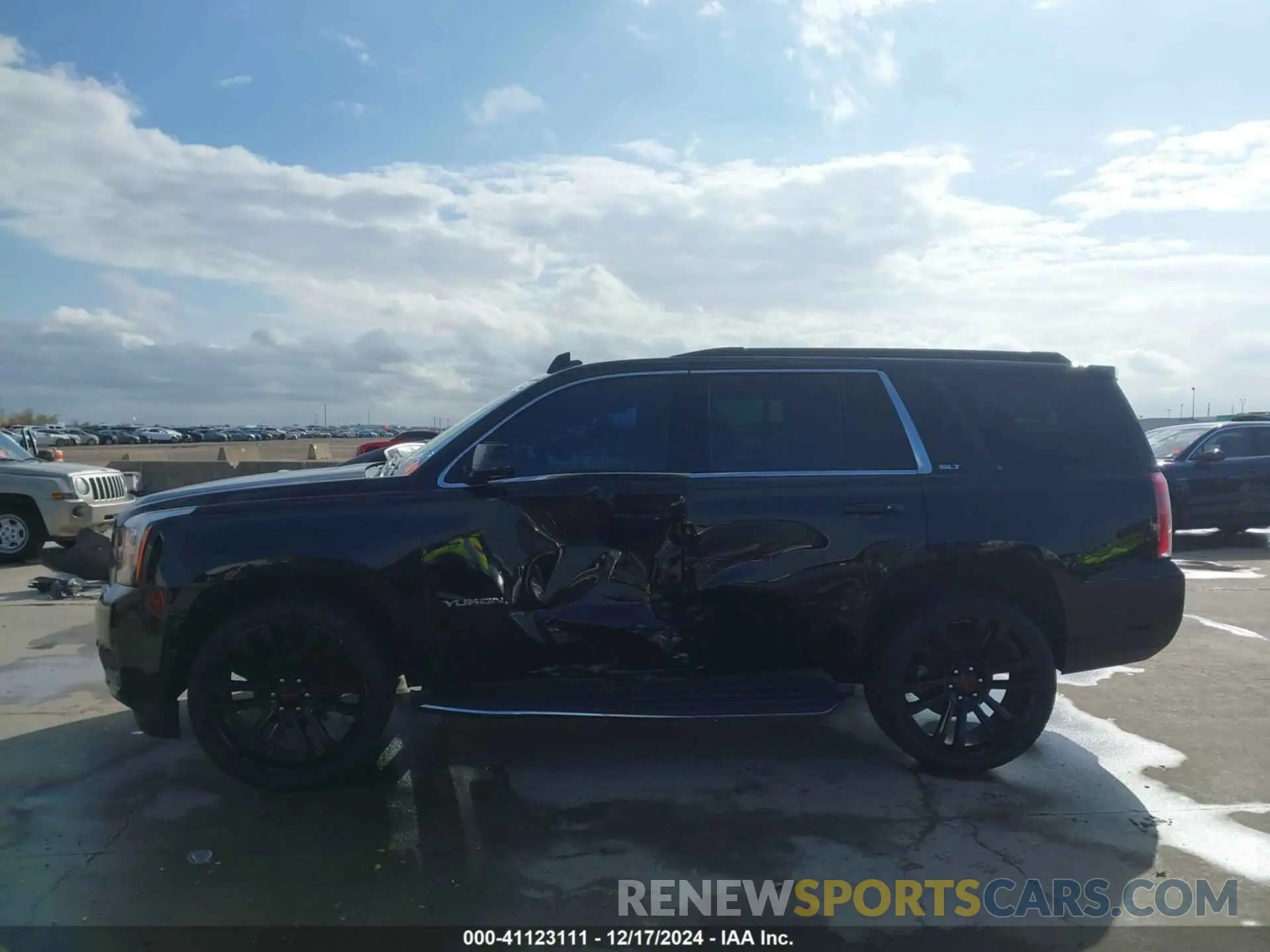 14 Photograph of a damaged car 1GKS1BKC3LR205440 GMC YUKON 2020