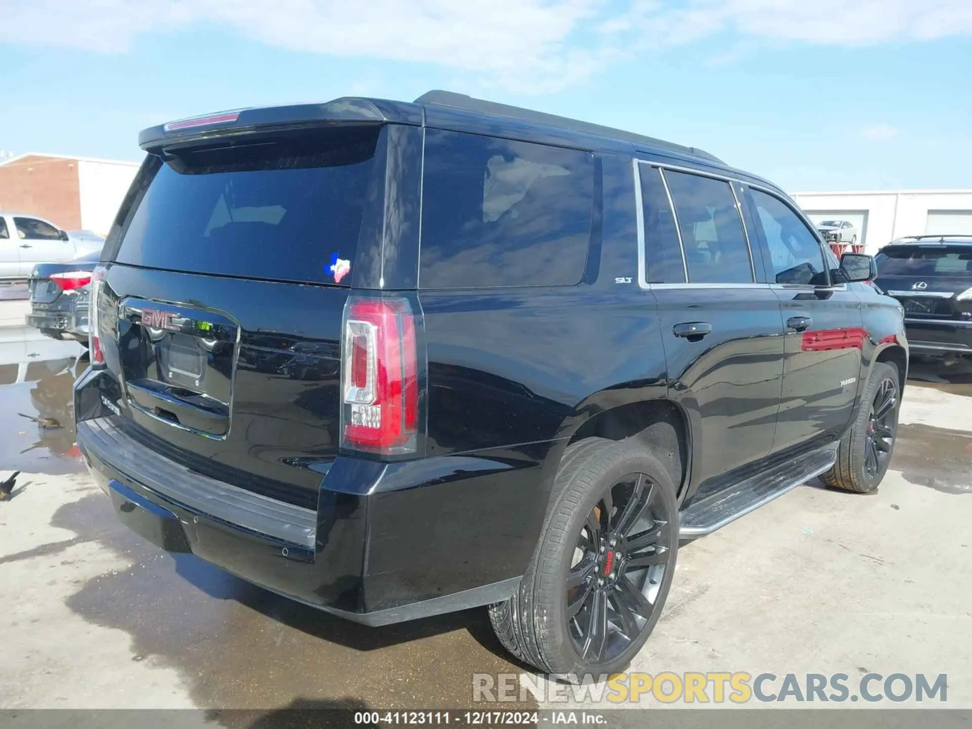 4 Photograph of a damaged car 1GKS1BKC3LR205440 GMC YUKON 2020