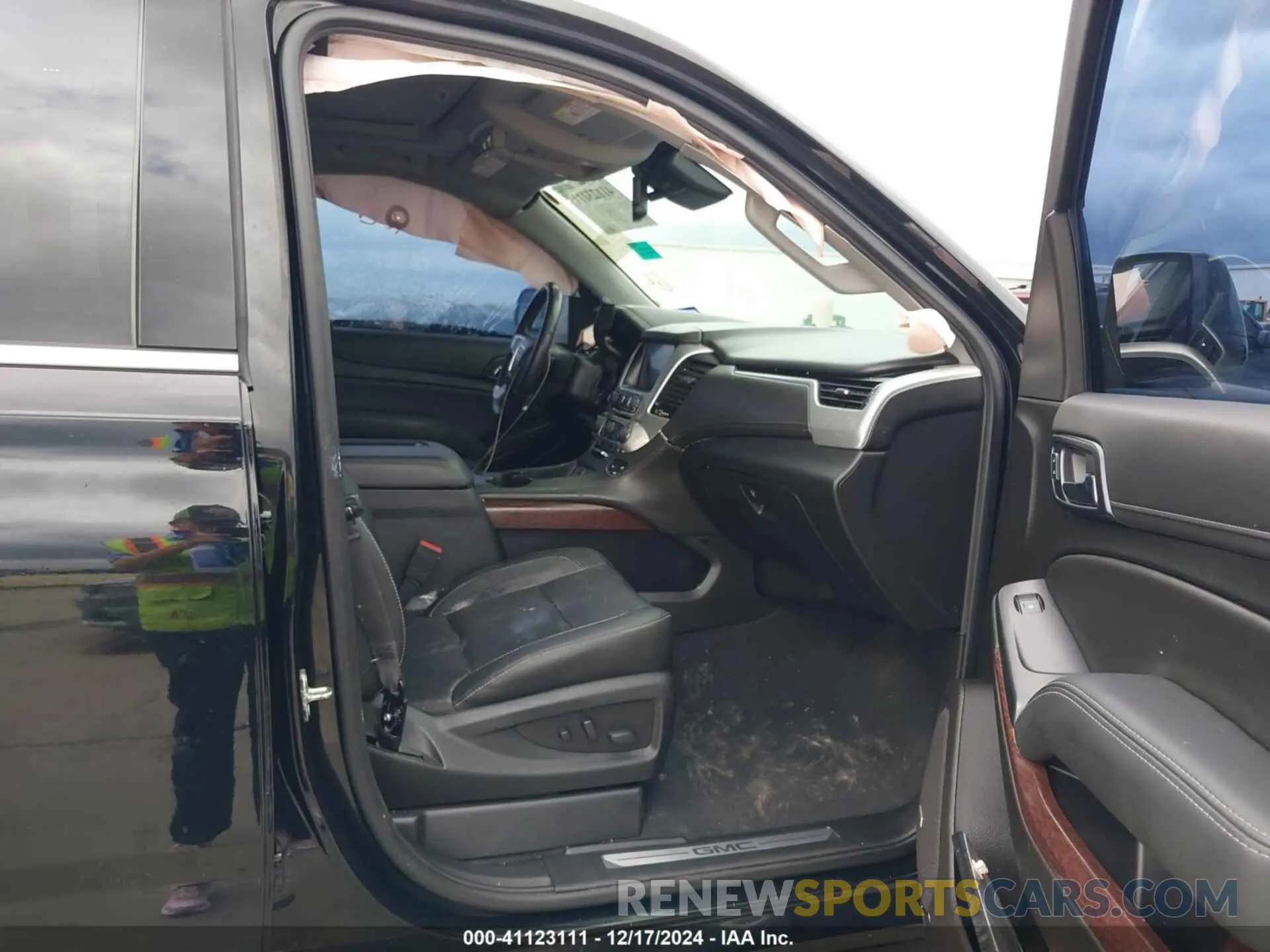 5 Photograph of a damaged car 1GKS1BKC3LR205440 GMC YUKON 2020
