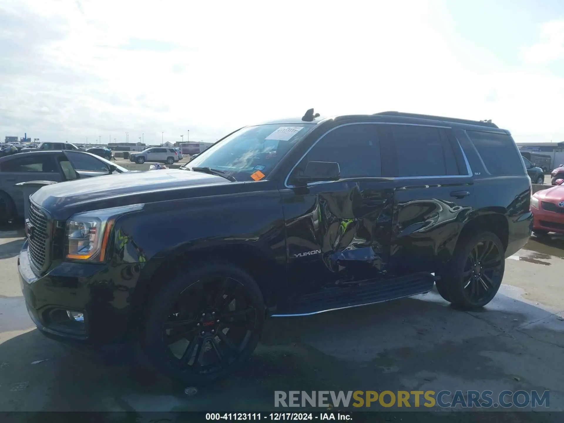 6 Photograph of a damaged car 1GKS1BKC3LR205440 GMC YUKON 2020