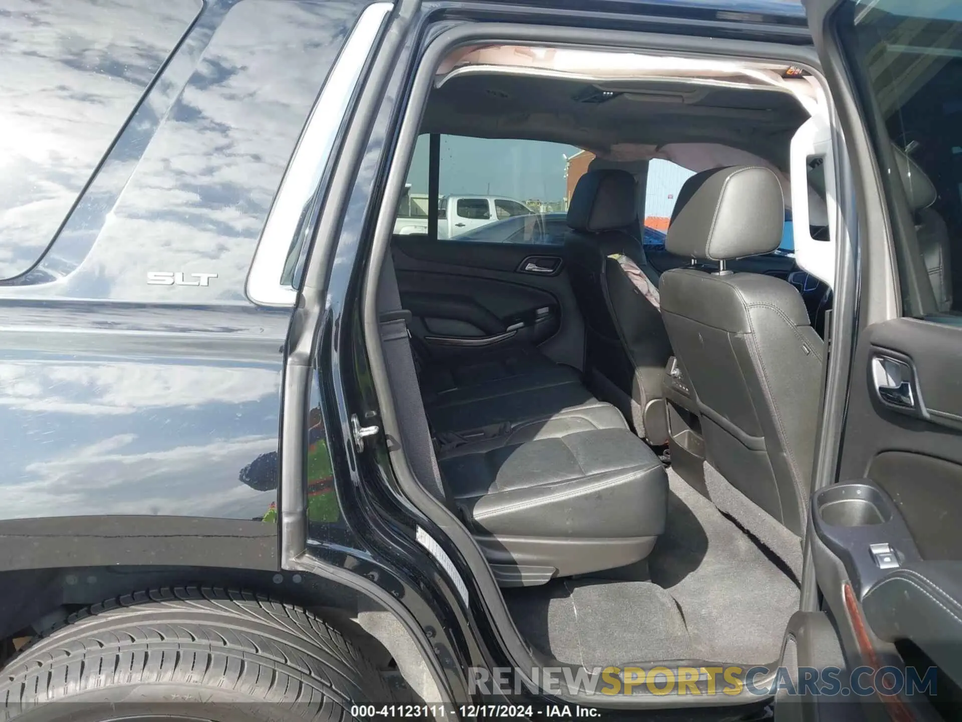 8 Photograph of a damaged car 1GKS1BKC3LR205440 GMC YUKON 2020