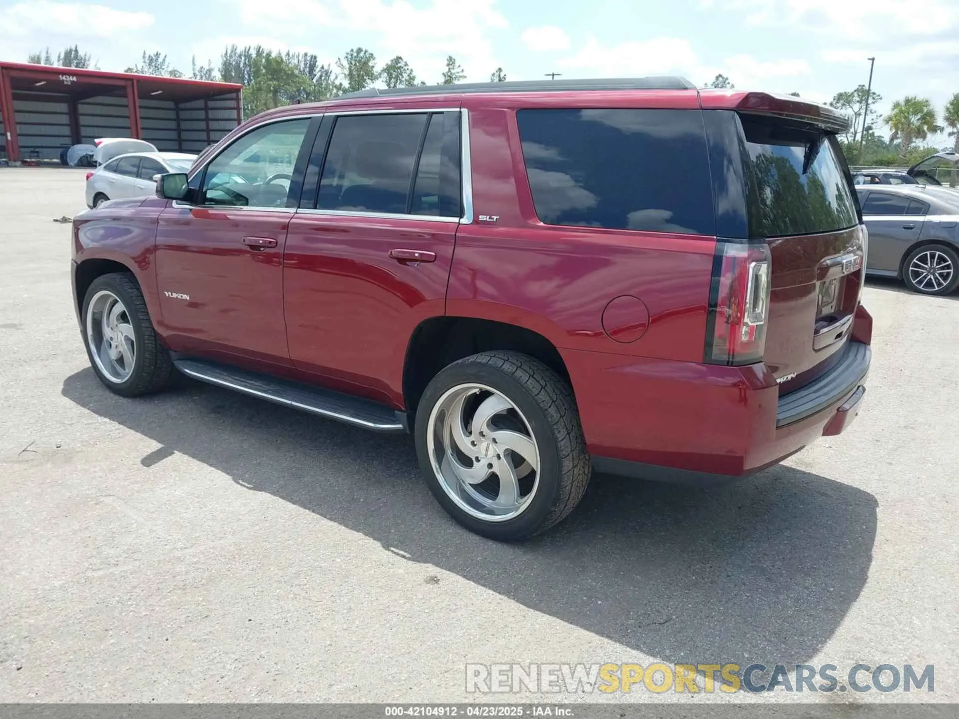 3 Photograph of a damaged car 1GKS1BKC4LR242383 GMC YUKON 2020