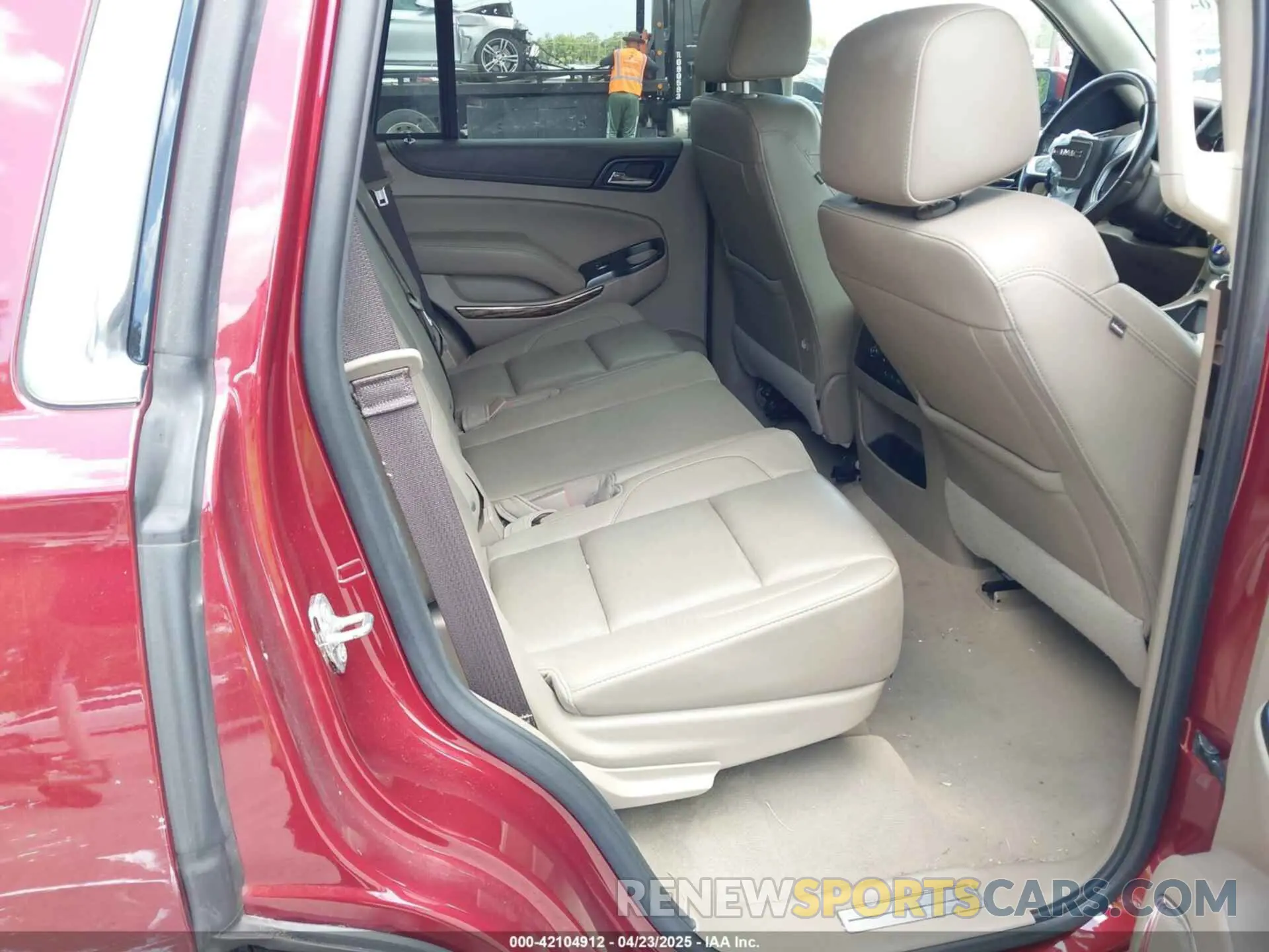8 Photograph of a damaged car 1GKS1BKC4LR242383 GMC YUKON 2020