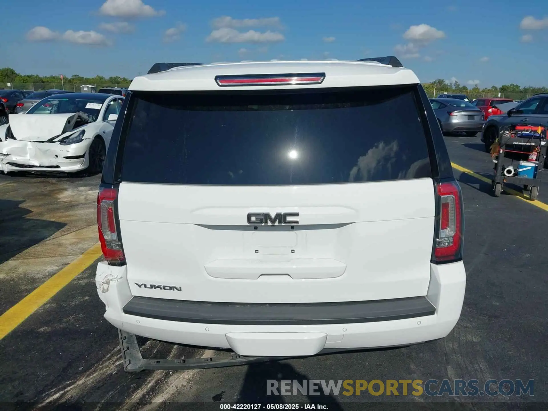 16 Photograph of a damaged car 1GKS1BKCXLR247345 GMC YUKON 2020