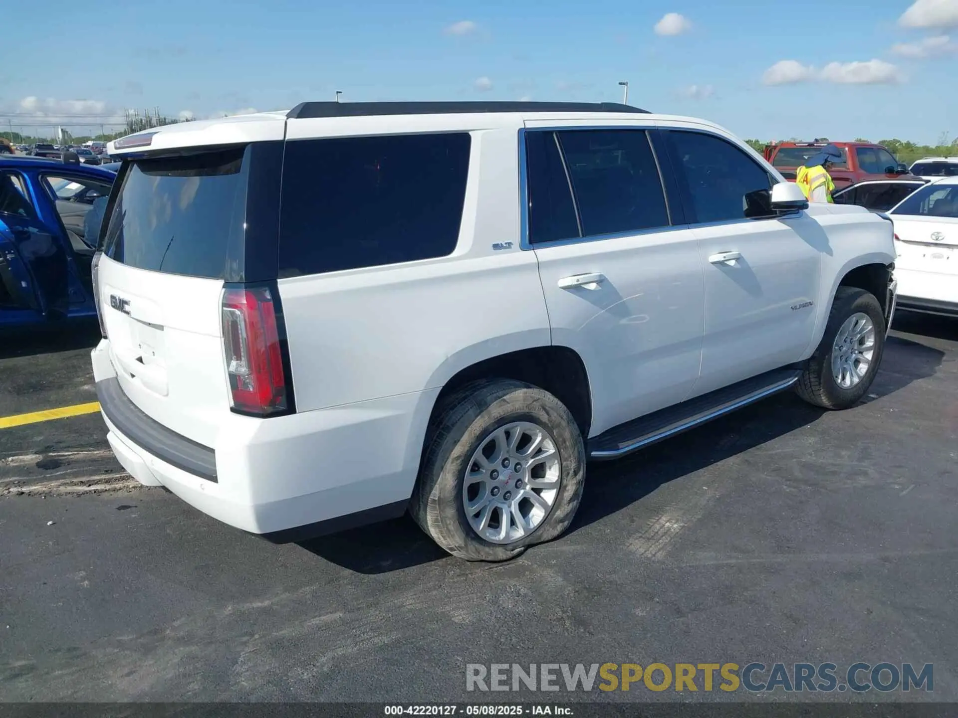 4 Photograph of a damaged car 1GKS1BKCXLR247345 GMC YUKON 2020