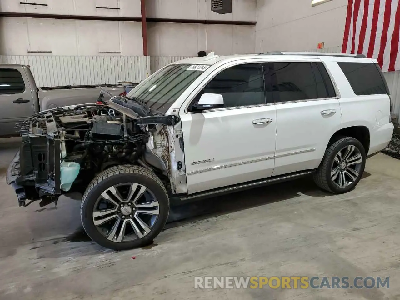 1 Photograph of a damaged car 1GKS1CKJ3LR107335 GMC YUKON 2020
