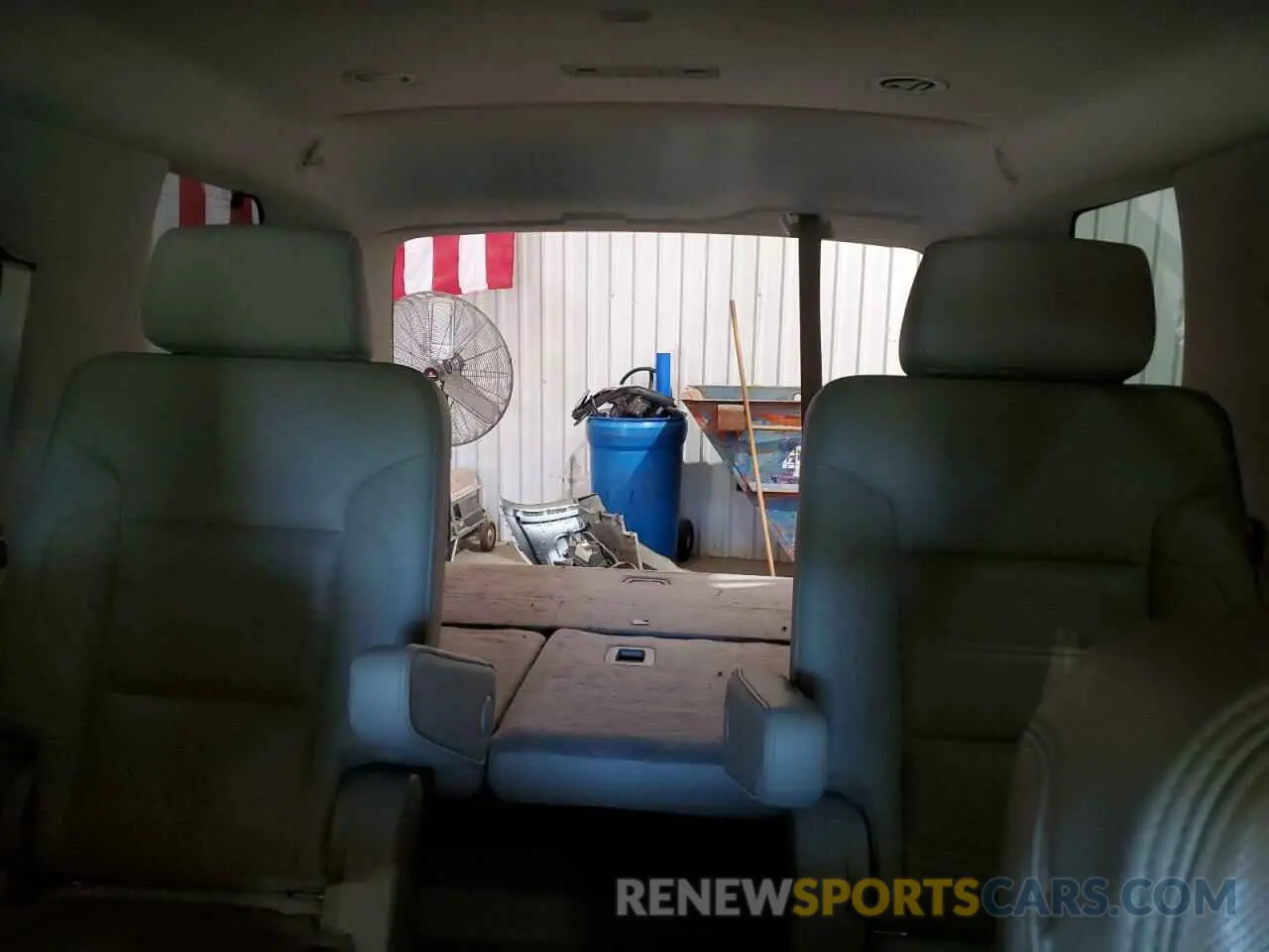 10 Photograph of a damaged car 1GKS1CKJ3LR107335 GMC YUKON 2020
