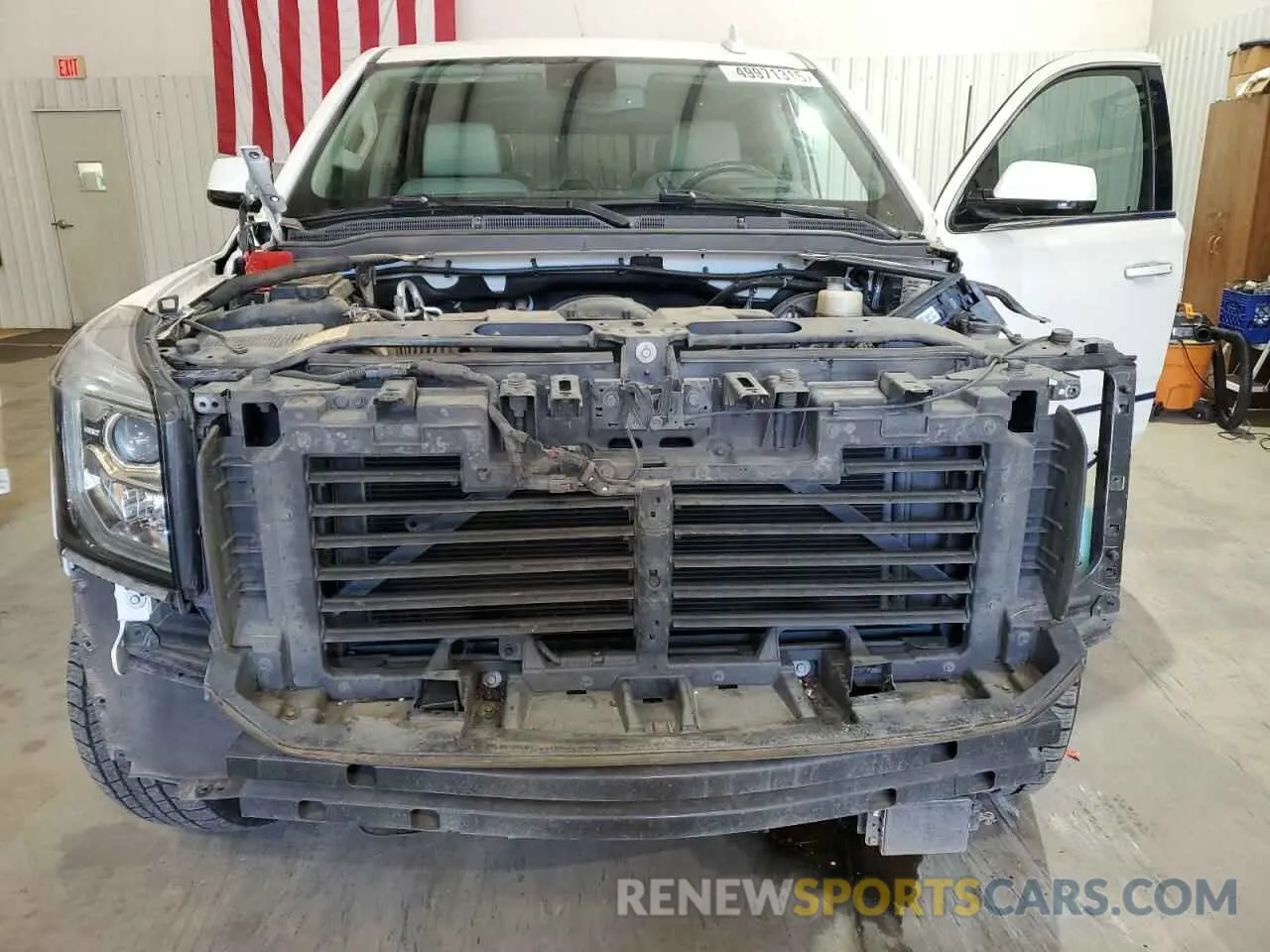 5 Photograph of a damaged car 1GKS1CKJ3LR107335 GMC YUKON 2020