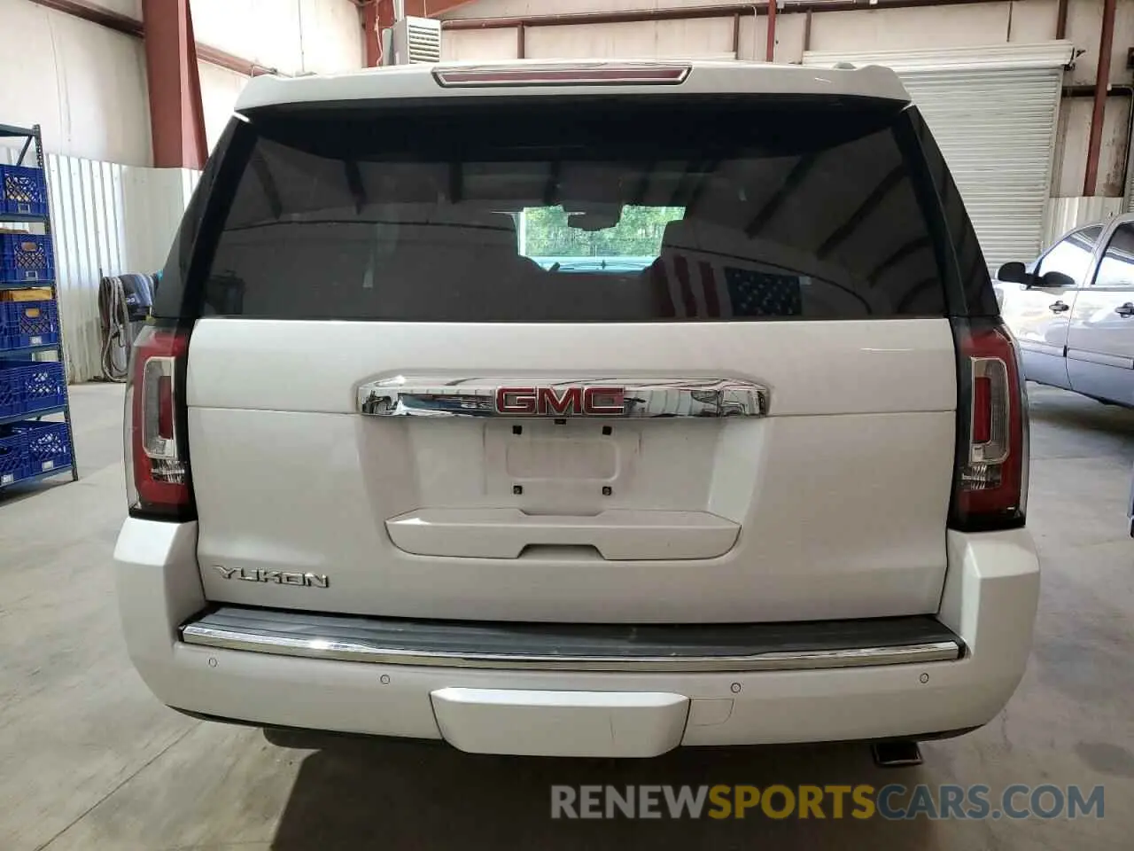 6 Photograph of a damaged car 1GKS1CKJ3LR107335 GMC YUKON 2020