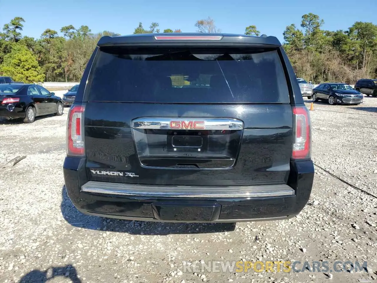 6 Photograph of a damaged car 1GKS1HKJ0LR175976 GMC YUKON 2020